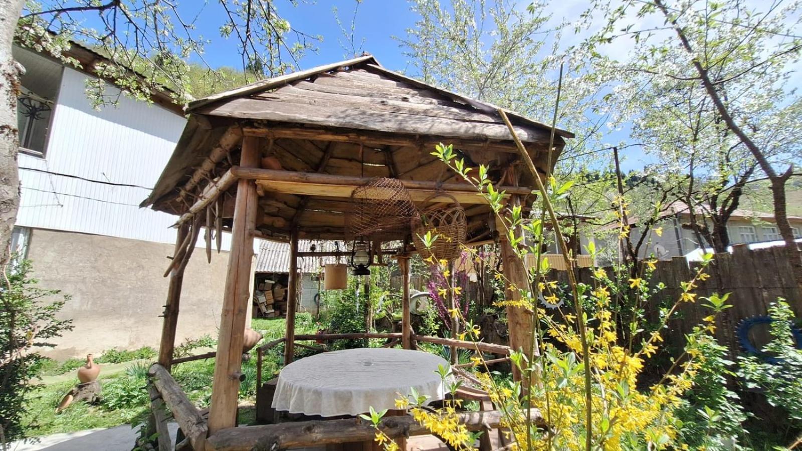 Guest House "Svaneti" Lentekhi Buitenkant foto