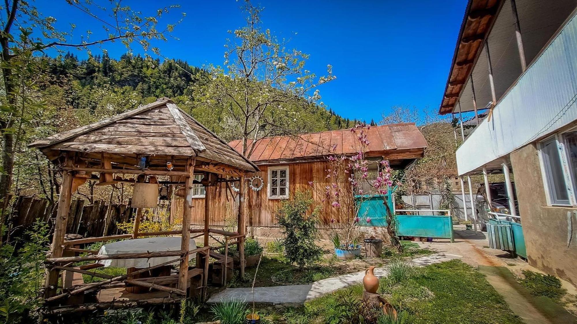 Guest House "Svaneti" Lentekhi Buitenkant foto