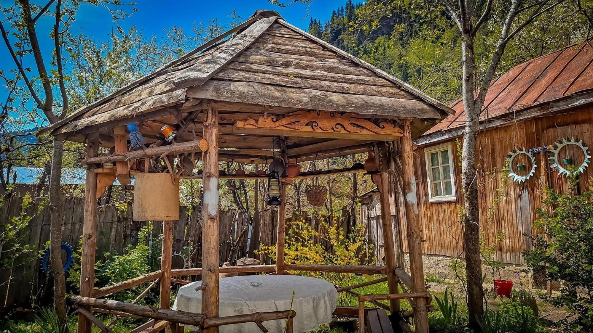 Guest House "Svaneti" Lentekhi Buitenkant foto